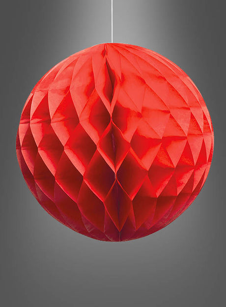 Ein „Wabenball Deko-Papierballon, wiederverwendbar, 10–30 cm“ in Rot hängt an einer weißen Schnur vor einem grauen Hintergrund mit Farbverlauf.