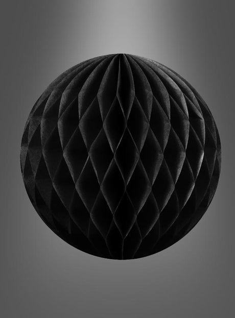 Ein schwarzer „Wabenball Deko-Papierballon, wiederverwendbar“ mit Wabenmuster ist mittig auf einem grauen Hintergrund mit Farbverlauf platziert.