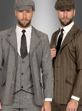 Zwei Männer in Anzügen im Vintage-Stil, mit Schirmmützen und Krawatten – der eine in einem grauen „Herren Jackett 20er Jahre“ in Braun oder Grau mit dezenten Fischgrätmuster-Details an der Jacke, der andere in Braun – stehen nebeneinander vor einem Hintergrund mit Farbverlauf.