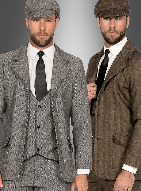 Zwei Männer in Anzügen im Vintage-Stil, mit Schirmmützen und Krawatten – der eine in einem grauen „Herren Jackett 20er Jahre“ in Braun oder Grau mit dezenten Fischgrätmuster-Details an der Jacke, der andere in Braun – stehen nebeneinander vor einem Hintergrund mit Farbverlauf.