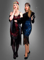 Zwei Frauen in glamourösen Flapper-Kleidern im Stil der 1920er Jahre, eine in Rot und eine in Blau, stehen Seite an Seite vor einem grauen Hintergrund. Beide tragen Stirnbänder und Handschuhe und präsentieren das „Glamouröses Pailletten-Kleid Cleo“: umwerfend verzierte Damenkleider, die die zeitlose Eleganz des echten Glamour-Stils verkörpern.