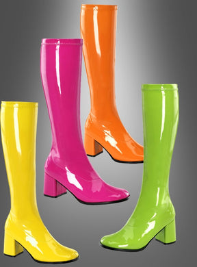 Vier glänzende kniehohe Stiefel in Gelb, Rosa, Orange und Grün sind vor einem grauen Hintergrund mit Farbverlauf abgebildet. Diese Lackstiefel für Damen im Stil der 70er Jahre sind von den Trends der 70er Jahre inspiriert und eignen sich perfekt als Schuhe für ein Disco-Kostüm, um einen auffälligen Retro-Look zu erzielen.