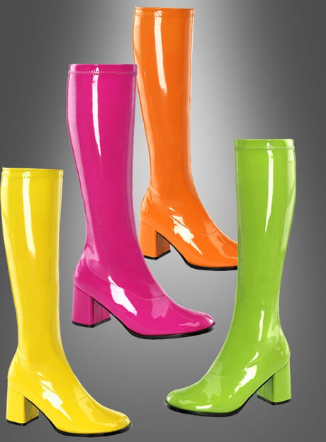 Vier glänzende kniehohe Stiefel in Gelb, Rosa, Orange und Grün sind vor einem grauen Hintergrund mit Farbverlauf abgebildet. Diese Lackstiefel für Damen im Stil der 70er Jahre sind von den Trends der 70er Jahre inspiriert und eignen sich perfekt als Schuhe für ein Disco-Kostüm, um einen auffälligen Retro-Look zu erzielen.