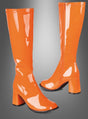 Ein Paar glänzende orangefarbene Lackstiefel im Stil der 70er Jahre – kniehoch, mit Blockabsatz und seitlichen Reißverschlüssen – wird vor einem grauen Hintergrund mit Farbverlauf präsentiert. Diese Stiefel eignen sich ideal als Damenschuhe für ein Disco-Kostüm und setzen ein markantes Statement im Retro-Chic, inspiriert von der gewagten Mode der 1970er Jahre.