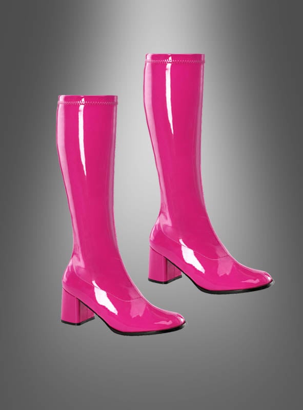 Ein Paar glänzende, kniehohe, knallpinke Lackstiefel im Stil der 70er Jahre mit Blockabsätzen, präsentiert vor einem grauen Hintergrund mit Farbverlauf. Perfekt, um jeder Disco-Kostüm-Schuhkollektion einen auffälligen Akzent zu verleihen oder den Retro-Charme der 70er Jahre aufleben zu lassen.