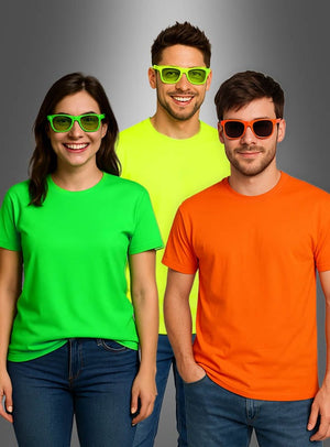 Drei Personen, die leuchtende Neon-T-Shirts für Damen und Herren in Grün, Gelb und Orange tragen – dazu passende Sonnenbrillen –, stehen vor einem grauen Hintergrund mit Farbverlauf und versprühen damit eine lebhafte 80er-Jahre-Atmosphäre.
