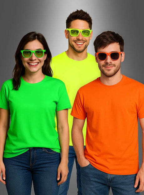 Drei Personen, die leuchtende Neon-T-Shirts für Damen und Herren in Grün, Gelb und Orange tragen – dazu passende Sonnenbrillen –, stehen vor einem grauen Hintergrund mit Farbverlauf und versprühen damit eine lebhafte 80er-Jahre-Atmosphäre.