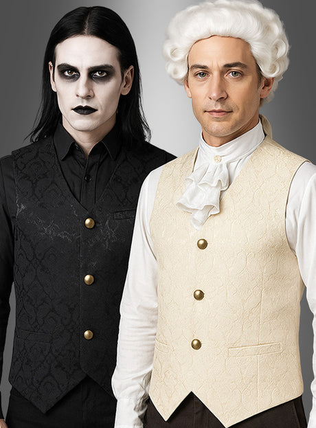 Zwei Männer stehen nebeneinander; der eine trägt eine dunkle Gothic-Weste mit auffälligem Make-up, während der andere eine weiße Perücke und eine elegante Krawatte trägt, dazu eine hochwertige Brokat-Herrenweste.