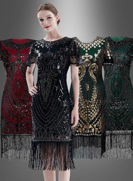 Eine Frau präsentiert das schwarze 20er-Jahre-Kleid „Grace“ mit kurzen Ärmeln und Pailletten – ein klassisches, kurzärmeliges Flapper-Kleid mit Pailletten und Fransen, ideal für eine Charleston-Party –, während ähnliche Modelle in Rot, Dunkelgold und Grün auf Schaufensterpuppen vor einem grauen Hintergrund ausgestellt sind.
