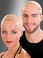 Eine Frau und ein Mann mit heller Haut tragen beigefarbene Unisex-Haarnetze für Perücken, stehen dicht beieinander und blicken vor einem grauen Hintergrund in die Kamera. Ihre Unisex-Haarnetze für Perücken sorgen bei beiden für optimalen Tragekomfort beim Tragen von Perücken.