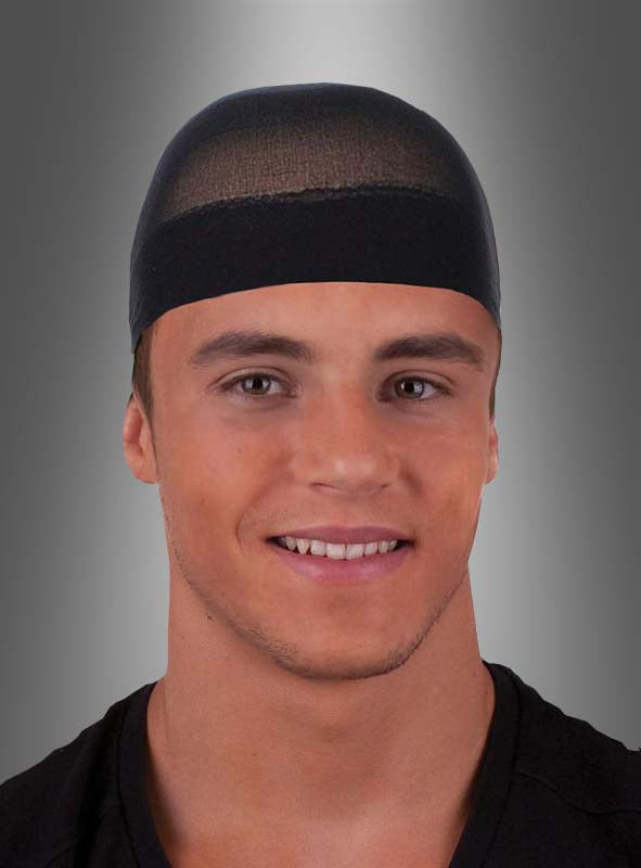 Ein junger Mann mit kurzen braunen Haaren lächelt und trägt das „Haarnetz unisex für Perücken“ (schwarzes Netz-Perückenhaarnetz) für besseren Tragekomfort vor einem grauen Hintergrund mit Farbverlauf.