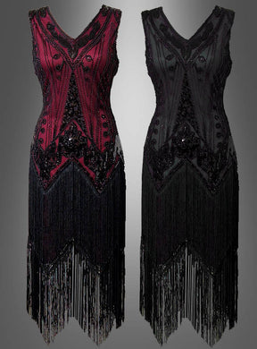Zwei ärmellose, mit Perlen bestickte „Luxus Flapperkleid Doppelreiher Iris“-Kleider mit Fransen – das eine in auffälligem Burgunderrot und Schwarz, das andere ganz in klassischem Schwarz – versetzen den Betrachter in den Glamour der 20er Jahre. Beide Flapperkleider mit Fransen werden vor einem grauen Hintergrund mit Farbverlauf präsentiert.
