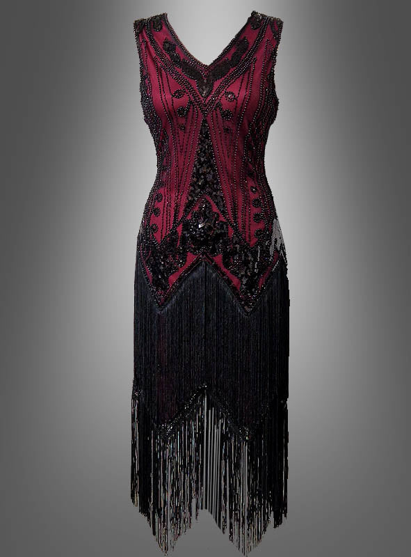 Ärmelloses, burgunderrotes Luxus-Flapperkleid „Iris“ mit doppelter Knopfleiste, schwarzen Paillettenakzenten und langen Fransen am Saum, präsentiert vor einem schlichten grauen Hintergrund mit Farbverlauf – ideal, um den Glamour eines Paillettenkleids im Stil der 20er Jahre einzufangen.