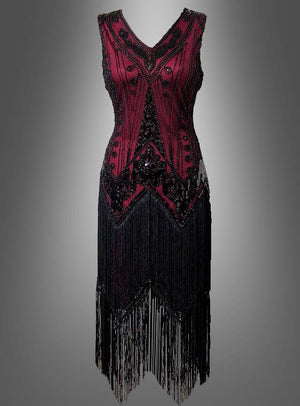 Ärmelloses, burgunderrotes Luxus-Flapperkleid „Iris“ mit doppelter Knopfleiste, schwarzen Paillettenakzenten und langen Fransen am Saum, präsentiert vor einem schlichten grauen Hintergrund mit Farbverlauf – ideal, um den Glamour eines Paillettenkleids im Stil der 20er Jahre einzufangen.