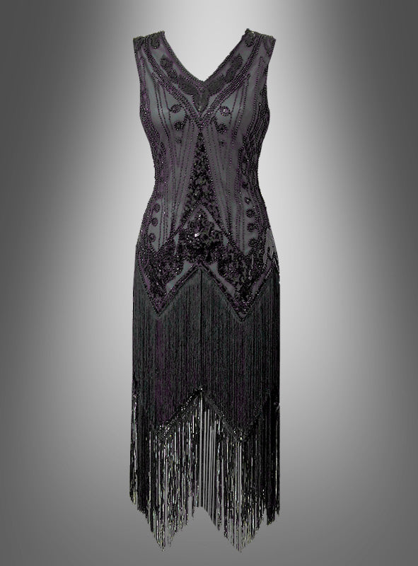 Das Luxus-Flapperkleid „Doppelreiher Iris“ ist ein ärmelloses schwarzes Kleid mit aufwendigen Perlenverzierungen und langen Fransen am Saum, das den Charme eines klassischen Kleides aus den 20er Jahren einfängt und vor einem grau verlaufenden Hintergrund präsentiert wird.
