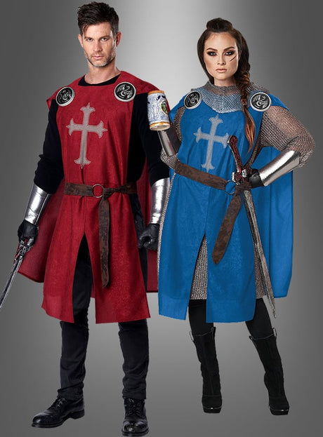 Zwei Personen, die das „Kreuzritter-Wappenrock“-Kostüm (Unisex) tragen – eine in Rot und eine in Blau –, stehen nebeneinander vor einem schlichten grauen Hintergrund. Beide tragen Kettenhemden, sind mit Schwertern bewaffnet und zeigen Kreuzembleme als Teil ihrer authentischen mittelalterlichen Ritterkostüme.