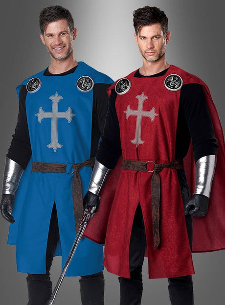Zwei Männer tragen Unisex-Kostüme im Stil eines Kreuzritter-Wappenrocks mit metallischen Armschienen, Kreuzemblemen und Gürteln. Ein Kostüm ist blau, das andere rot; beide Personen stehen vor einem neutralen Hintergrund.