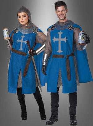 Zwei Erwachsene, gekleidet in mittelalterliche Ritterkostüme („Kreuzritter-Wappenrock“-Unisex-Kostüme), die jeweils einen blauen Wappenrock über Metallrüstungsteilen und Kopfbedeckungen aus Kettenhemd tragen, halten Krüge in den Händen und stehen gemeinsam vor einem grauen Hintergrund.