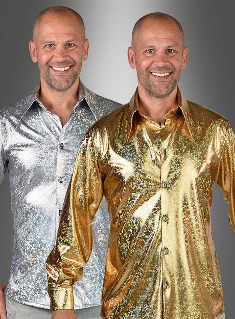 Zwei lächelnde Männer stehen nebeneinander, der eine trägt ein glänzendes silbernes „Deluxe 70er Disco Hemd Hologramm“, der andere eine schillernde goldene Version desselben Hemdes, vor einem grau verlaufenden Hintergrund – sie verkörpern den pulsierenden Geist einer 70er-Jahre-Disco-Party.