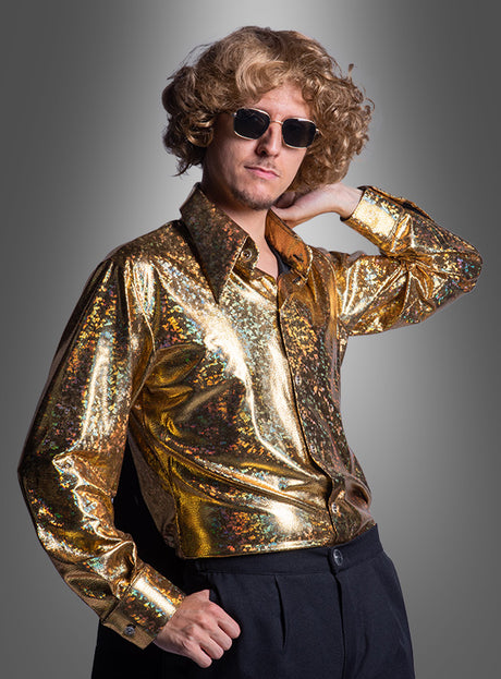 Eine Person, die eine Sonnenbrille und das „Deluxe 70er Disco Hemd Hologramm“ trägt, posiert mit einer Hand hinter dem Kopf vor einem grauen Hintergrund mit Farbverlauf und strahlt dabei das kultige Flair einer Disco-Party der 70er Jahre aus.