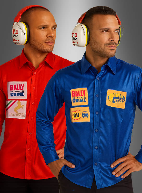 Zwei Männer stehen nebeneinander, jeder trägt ein rotes oder blaues Formel-1-Rennfahrer-Shirt zum Sonderpreis, das mit Rennsport-Aufnähern verziert ist, sowie einen Gehörschutz; sie blicken vor einem grauen Hintergrund leicht in entgegengesetzte Richtungen.