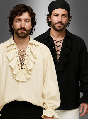Zwei Männer stehen nebeneinander und tragen „Klassisches Rüschenhemd Herren“ – einer in Creme, der andere in Schwarz –, die zeitlose Designs mit Rüschen und Schnürung sowie einen Hauch von altmodischem Charme präsentieren. Der Mann in Schwarz kombiniert sein „Klassisches Rüschenhemd Herren“ mit einem Kopftuch und rundet damit ein Outfit ab, das sich ideal für ein authentisches Piratenkostüm eignet.