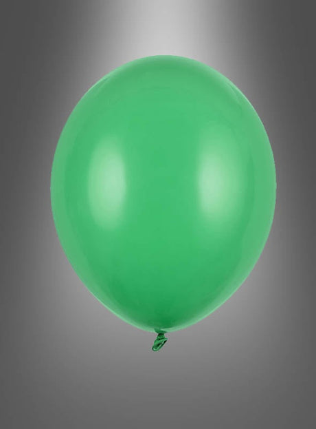 Ein einzelner aufgeblasener, hochwertiger Latex-Luftballon in Grün, der besonders stabil ist, ist mittig auf einem grauen Hintergrund mit Farbverlauf platziert.
