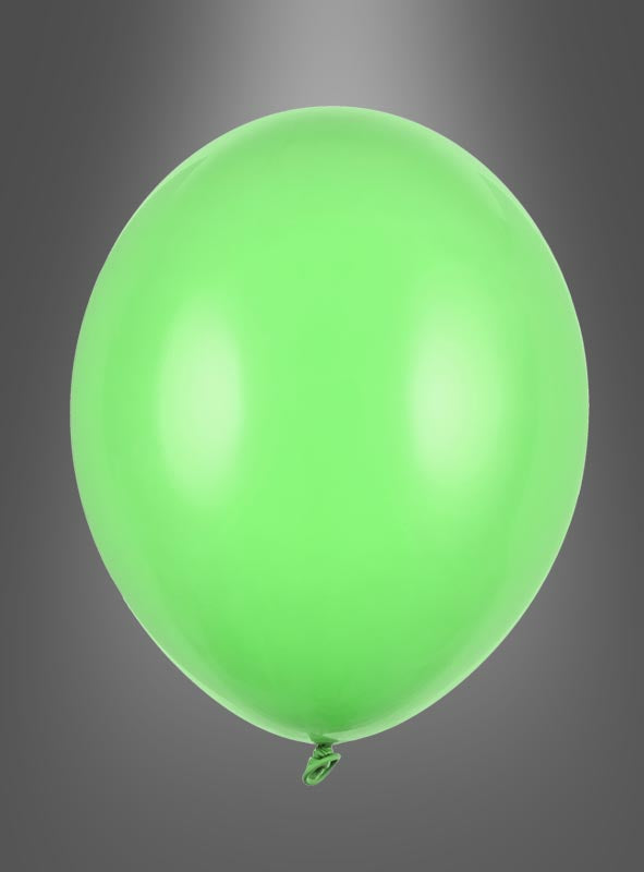 Ein einzelner hochwertiger, besonders stabiler Latexballon in Grün schwebt vor einem grauen Hintergrund mit Farbverlauf.