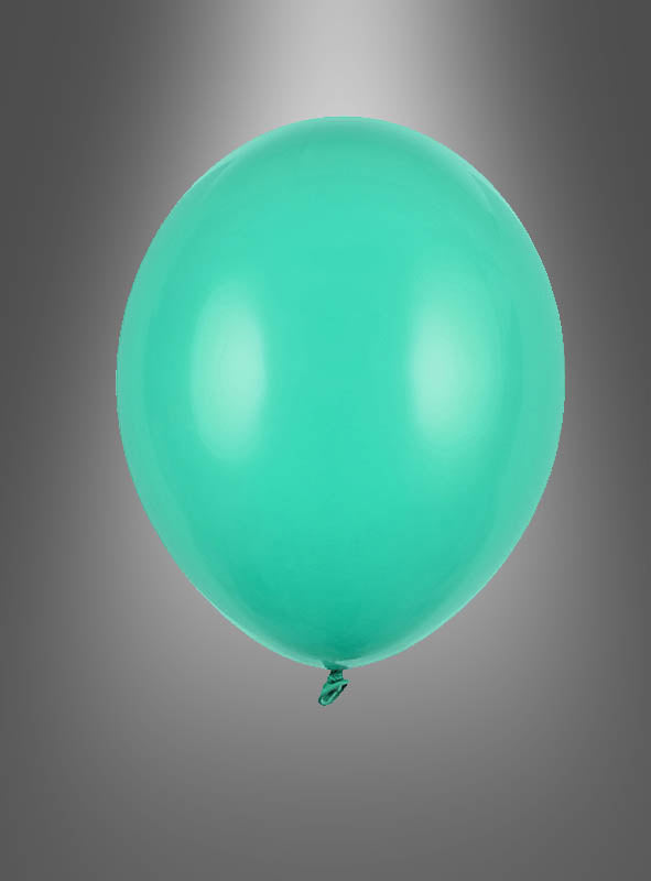 Ein einzelner aufgeblasener, hochwertiger Latex-Luftballon in Grün schwebt vor einem neutralen grauen Hintergrund, über dem ein dezenter Scheinwerfer-Effekt zu sehen ist.