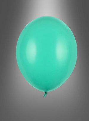 Ein einzelner aufgeblasener, hochwertiger Latex-Luftballon in Grün schwebt vor einem neutralen grauen Hintergrund, über dem ein dezenter Scheinwerfer-Effekt zu sehen ist.