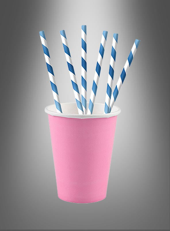 Ein rosa Pappbecher enthält sechs blau-weiß gestreifte Papierstrohhalme, die aufrecht vor einem grauen Hintergrund mit Farbverlauf stehen. Diese umweltfreundlichen Papierstrohhalme sind eine stilvolle und umweltfreundliche Wahl für jede Feier.
