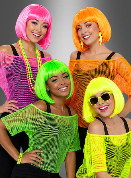Vier Frauen mit neonfarbenen Perücken und Netzoberteilen posieren gemeinsam vor einem grauen Hintergrund. Ihre leuchtend pinken, orangefarbenen, grünen und gelben Outfits fangen die Essenz der „Waschbaren Netzshirts in Neonfarben der 80er Jahre“ perfekt ein und eignen sich daher ideal als Kostüm für jede 80er-Jahre-Party. Manche ergänzen ihr Outfit mit Accessoires für das gewisse Etwas und verkörpern so mit jedem Detail die ausgelassene Energie dieses Jahrzehnts.