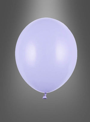 Ein einzelner „Premium“-Luftballon in Pastellfarben (hellviolett), der vor einem einfarbigen grauen Hintergrund mit Farbverlauf schwebt.