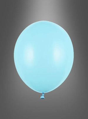 Ein einzelner pastellblauer Ballon aus der Serie „Premium Luftballons in Pastellfarben“ schwebt vor einem grauen Hintergrund mit Farbverlauf.