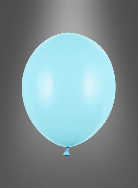 Ein einzelner pastellblauer Ballon aus der Serie „Premium Luftballons in Pastellfarben“ schwebt vor einem grauen Hintergrund mit Farbverlauf.