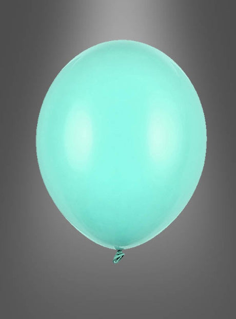Ein einzelner pastellblauer Ballon aus der Serie „Premium Luftballons in Pastellfarben“ schwebt vor einem grauen Hintergrund mit Farbverlauf.