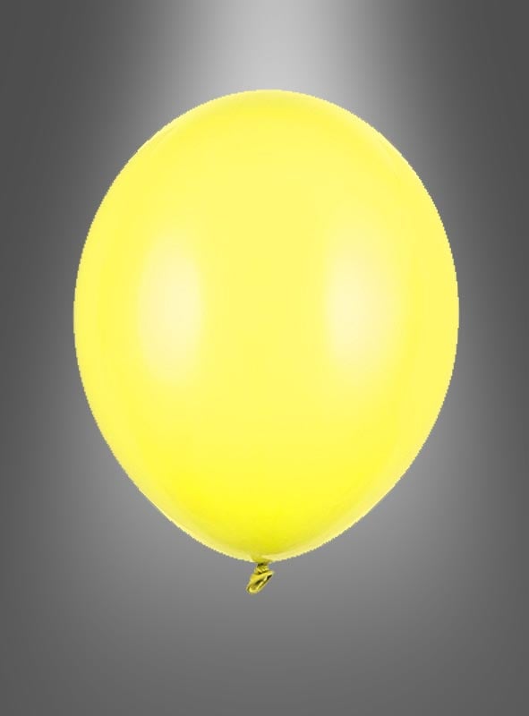 Ein einzelner pastellgelber „Premium Luftballon in Pastellfarben“ schwebt vor einem grau verlaufenden Hintergrund und wird von oben beleuchtet.