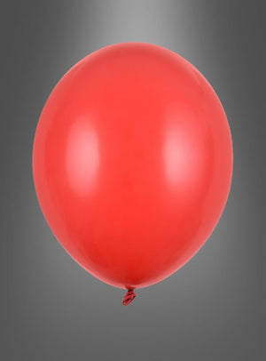 Ein einzelner Ballon der Serie „Premium Luftballons in Pastellfarben“ in Rot, der vor einem einfarbigen grauen Hintergrund mit Farbverlauf schwebt.