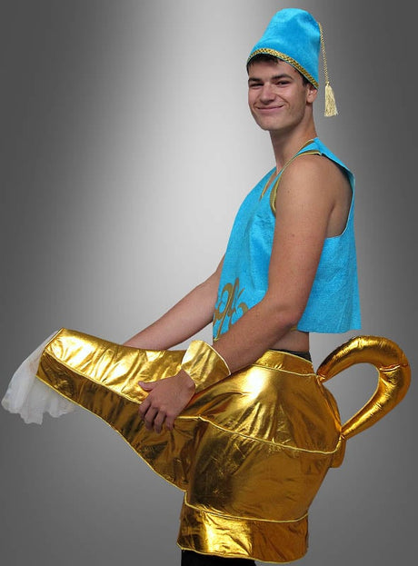 Eine Person trägt das „Wunderlampe Flaschengeist“-Kostüm, bestehend aus einem leuchtend blauen Oberteil und einem Hut mit goldener Quaste sowie einer großen goldenen Lampe, die die untere Körperhälfte bedeckt, und posiert vor einem grauen Hintergrund mit Farbverlauf.