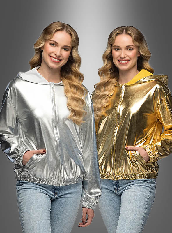 Zwei Frauen mit langen blonden Haaren tragen glänzende Disco-Blousons für Damen in Gold und Silber und stehen nebeneinander vor einem grauen Hintergrund mit Farbverlauf – perfekte Outfits für eine 70er-Jahre-Party oder für alle, die auf der Suche nach einer stylischen Disco-Jacke für Damen sind.