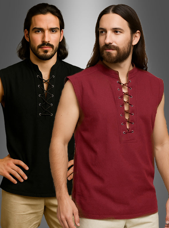 Zwei Männer mit langen Haaren und Bärten tragen ärmellose, geschnürte Hemden – eines in Schwarz, das andere in Rot – und stehen nebeneinander vor einem grauen Hintergrund. Ihre markanten Outfits bestehen aus der „Mittelalter-Weste mit Schnürung für Herren“, die sich ideal für jede mittelalterliche Gewandung oder jedes LARP-Kostüm-Event eignet.