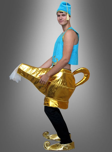 Eine Person in einem blau-goldenen „Wunderlampe“-Flaschengeist-Kostüm mit einem lampenförmigen Rock und geschwungenen Schuhen, die vor einem grauen Hintergrund mit Farbverlauf steht.