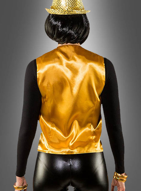 Eine Person, die mit dem Rücken zur Kamera steht und eine glänzende goldene „Paillettenweste für Damen“ sowie einen passenden goldenen Hut trägt, kombiniert mit einem schwarzen Langarmshirt und einer glänzenden schwarzen Hose vor grauem Hintergrund – ideal als Karnevalskostüm für Damen.