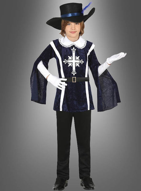 Ein Kind in einem Musketier-Kostüm für Kinder in den Farben Blau und Schwarz, mit einem breitkrempigen Hut, weißen Handschuhen und einem verzierten Kreuz-Emblem posiert mit erhobener Hand vor einem grauen Hintergrund.