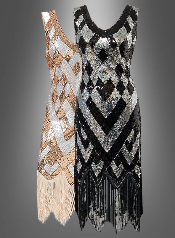 Zwei ärmellose, mit Pailletten besetzte Kleider im Flapper-Stil – ein schillerndes goldenes Fransenkleid mit Fransen und ein auffälliges schwarz-silbernes „20er Diva Deluxe Paillettenkostüm Marlene“ mit geometrischem Muster und schwarzen Fransen – werden nebeneinander vor einem grauen Farbverlaufshintergrund präsentiert, der perfekt dazu geeignet ist, den Geist eines Charleston-Kostüms zu verkörpern.