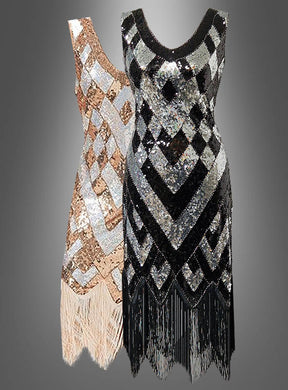 Zwei ärmellose, mit Pailletten besetzte Kleider im Flapper-Stil – ein schillerndes goldenes Fransenkleid mit Fransen und ein auffälliges schwarz-silbernes „20er Diva Deluxe Paillettenkostüm Marlene“ mit geometrischem Muster und schwarzen Fransen – werden nebeneinander vor einem grauen Farbverlaufshintergrund präsentiert, der perfekt dazu geeignet ist, den Geist eines Charleston-Kostüms zu verkörpern.