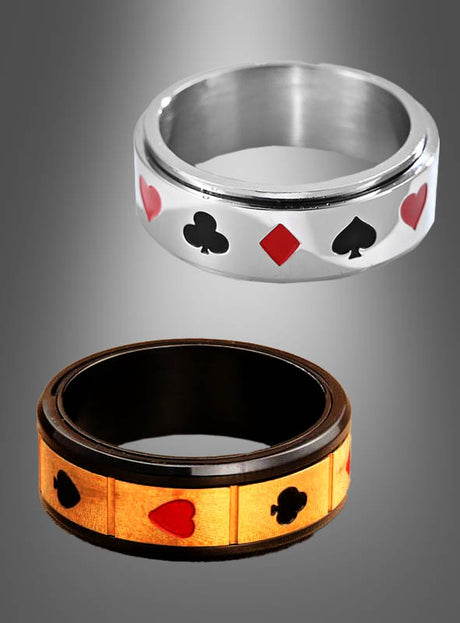 Zwei Ringe mit Spielkarten-Farbsymbolen: Der eine ist der auffällige „Casino Ring silber oder gold“, erhältlich in Silber oder Gold mit farbigen Farbsymbolen, während der andere durch ein dramatisches Design in Schwarz und Holzoptik mit dezenten dunklen Farbsymbolen besticht – was beide zu idealen Accessoires für eine Las-Vegas-Party macht.
