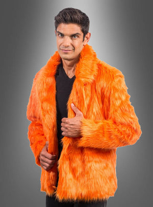 Ein Mann, der eine leuchtend orangefarbene „Coole Langhaar Plüschjacke Herren“ über einem schwarzen Hemd trägt, posiert vor einem grauen Hintergrund mit Farbverlauf.