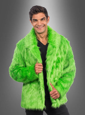 Ein Mann, der eine hellgrüne „Coole Langhaar Plüschjacke Herren“ über einem schwarzen Hemd trägt, lächelt und posiert vor einem neutralen grauen Hintergrund mit Farbverlauf.