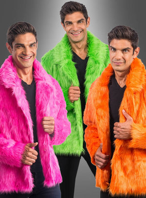 Drei Männer, die jeweils einen andersfarbigen, leuchtend bunten Kunstpelzmantel tragen – in Rosa, Grün und Orange –, posieren vor einem grauen Hintergrund mit Farbverlauf. Diese auffälligen „Coole Langhaar Plüschjacken für Herren“ sind ideal für alle, die auffallen oder ihrer Karnevalsjacken-Kollektion das gewisse Etwas verleihen möchten.